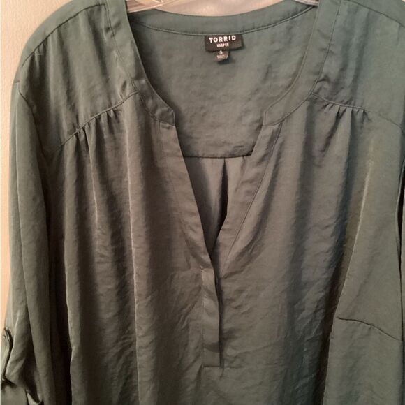 TORRID SIZE 5 HARPER SATIN PULLOVER 3/4 SLEEVE BLOUSE GREEN - Picture 6 of 10